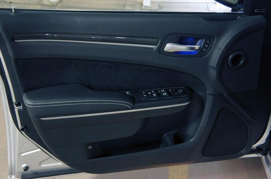  Chrysler 300C SRT8 2012 года  (фото 9 из 100)